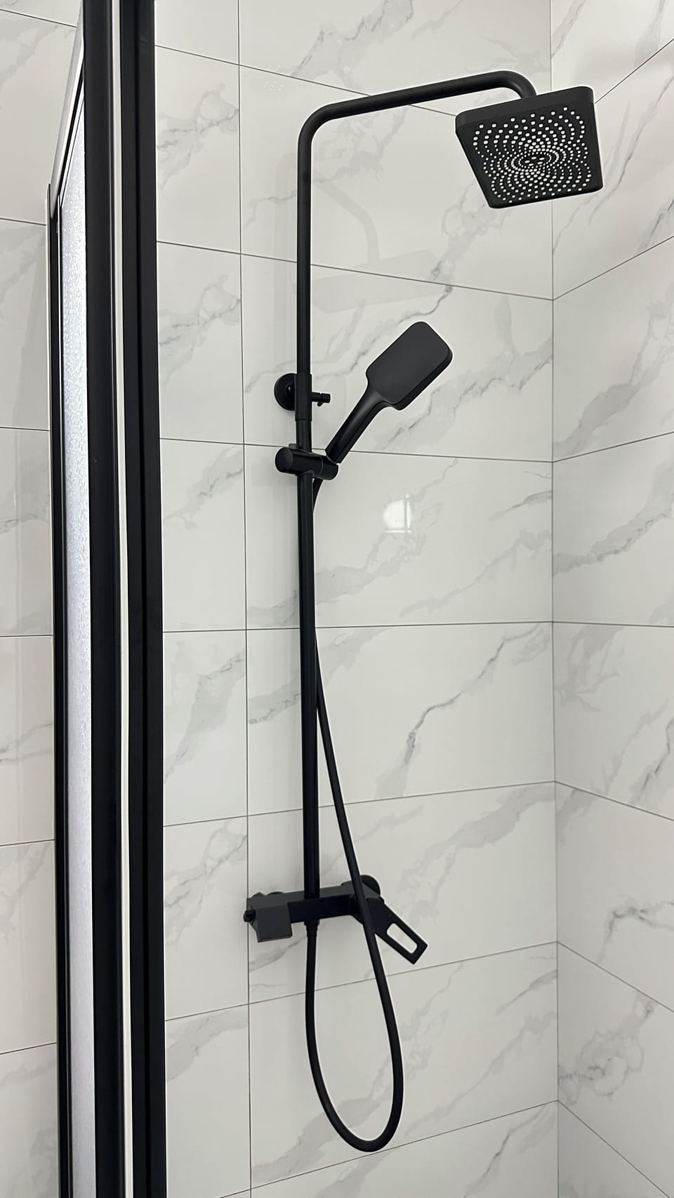 Basic Double Room | Bathroom | Hair dryer, towels, shampoo, toilet paper