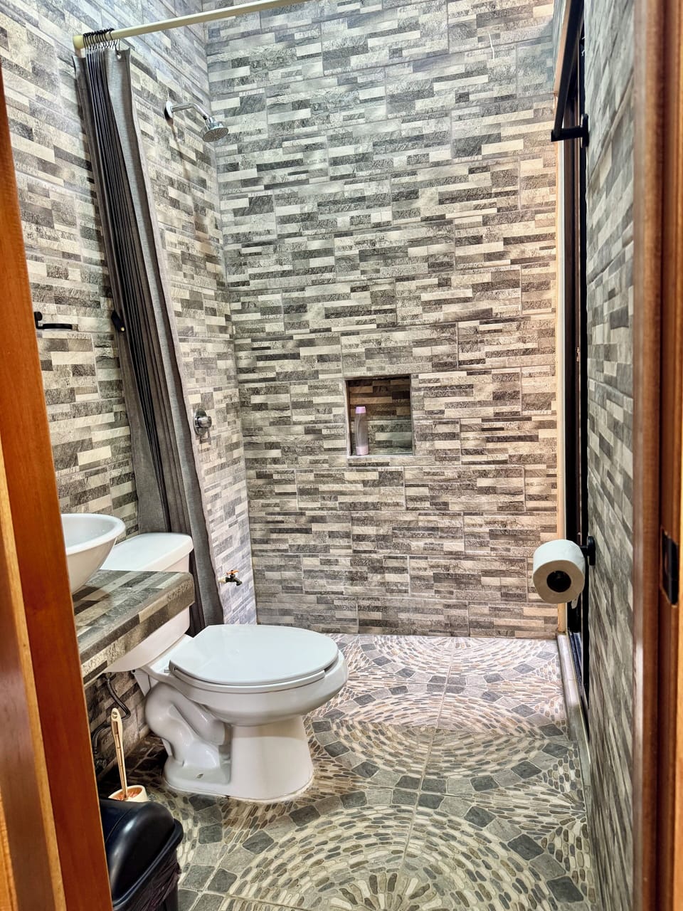 Standard Room | Bathroom | Shower, towels, soap, shampoo