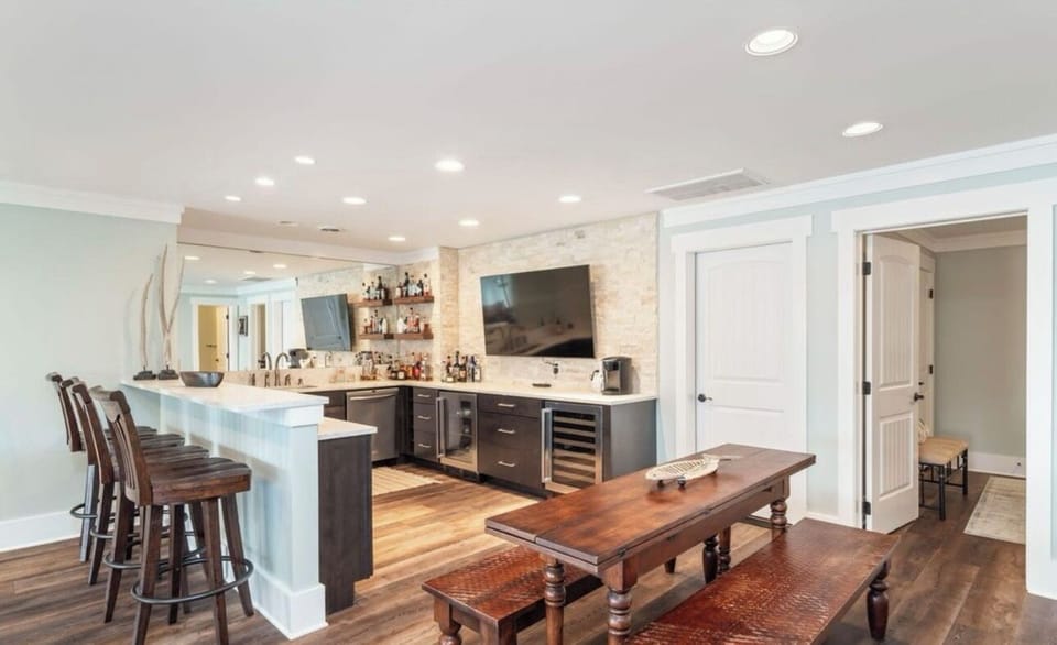 Lower level expandable dining table