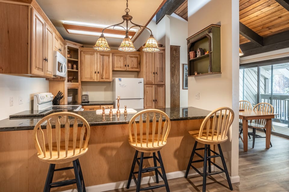 Fully Equipped Kitchen - 3 Bar Stools