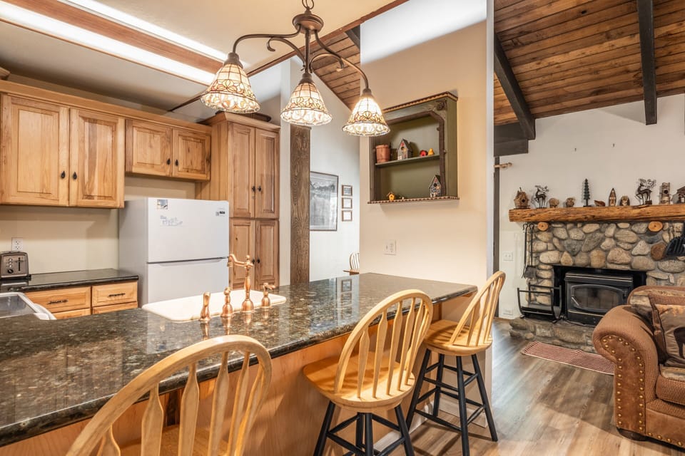 Fully Equipped Kitchen - 3 Bar Stools