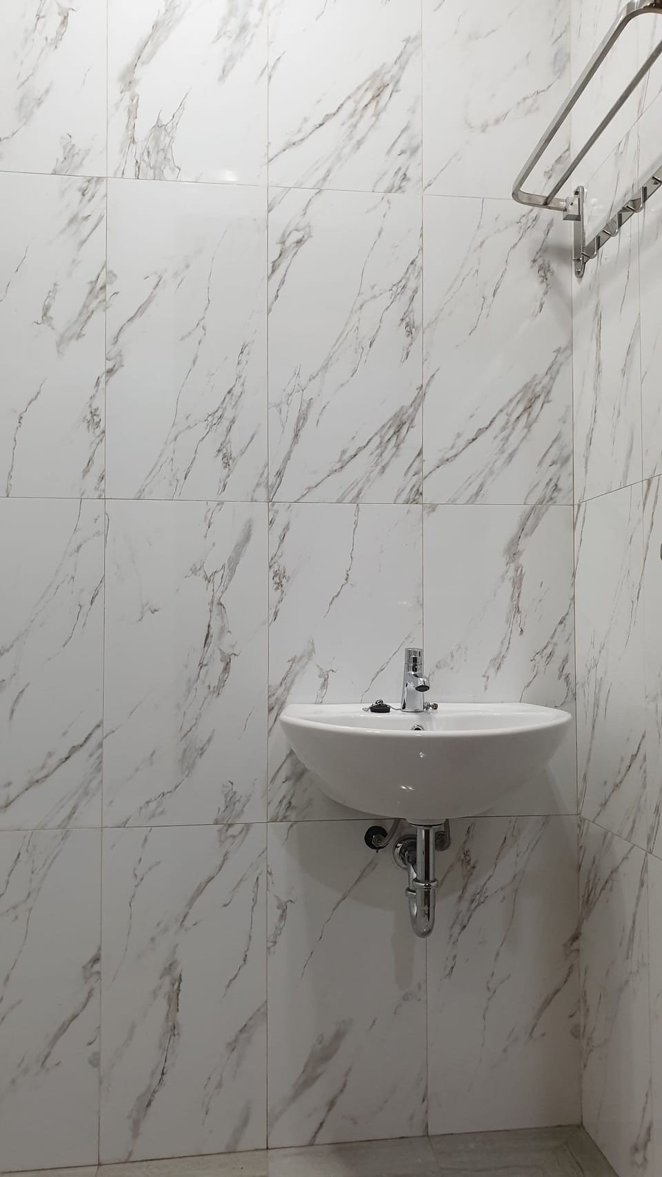 Shower, free toiletries, bidet, towels