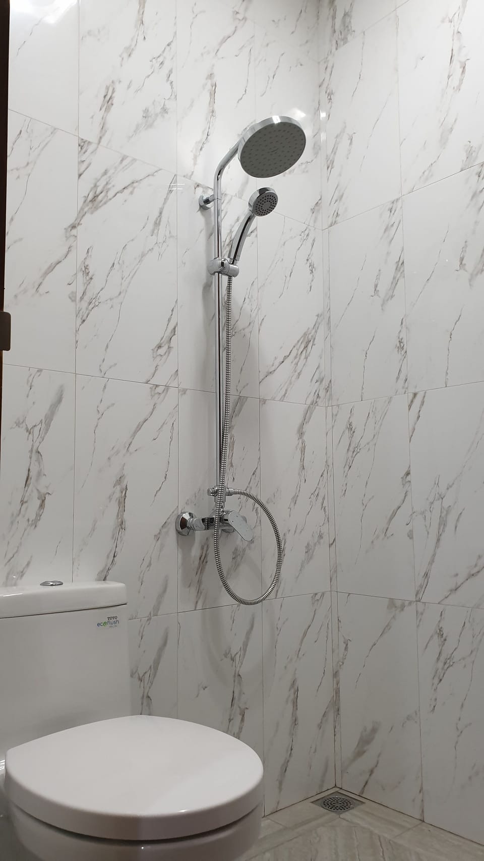 Shower, free toiletries, bidet, towels