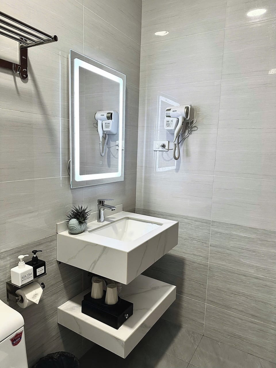Deluxe Room, 1 Queen Bed, Balcony, City View | Bathroom | Combined shower/tub, hydromassage showerhead, designer toiletries