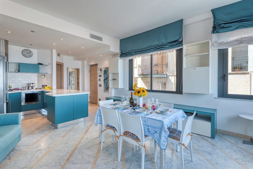 Family Apartment, Multiple Bedrooms, 2 Bathrooms, Sea Facing (Front Beach Magic Sea - Sea Front) | Dining