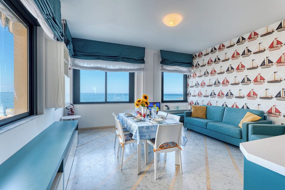Family Apartment, Multiple Bedrooms, 2 Bathrooms, Sea Facing (Front Beach Magic Sea - Sea Front) | Dining