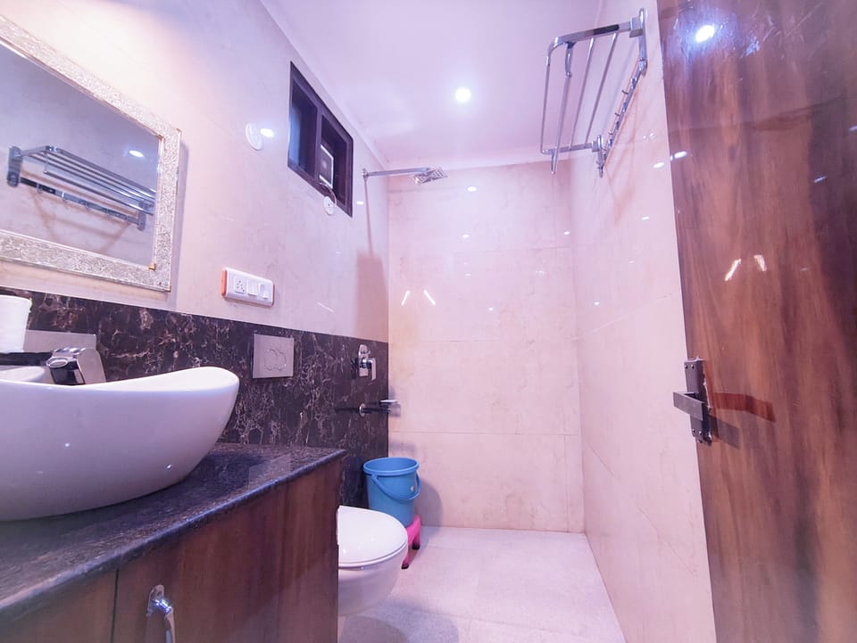 Superior Double Room, Balcony | Bathroom | Shower, towels, soap, shampoo