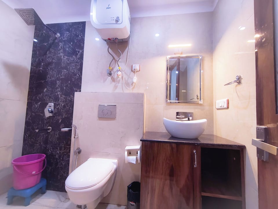 Superior Double Room, Balcony | Bathroom | Shower, towels, soap, shampoo