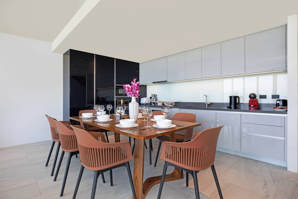Exclusive Condo, 3 Bedrooms, Ocean View | In-room dining