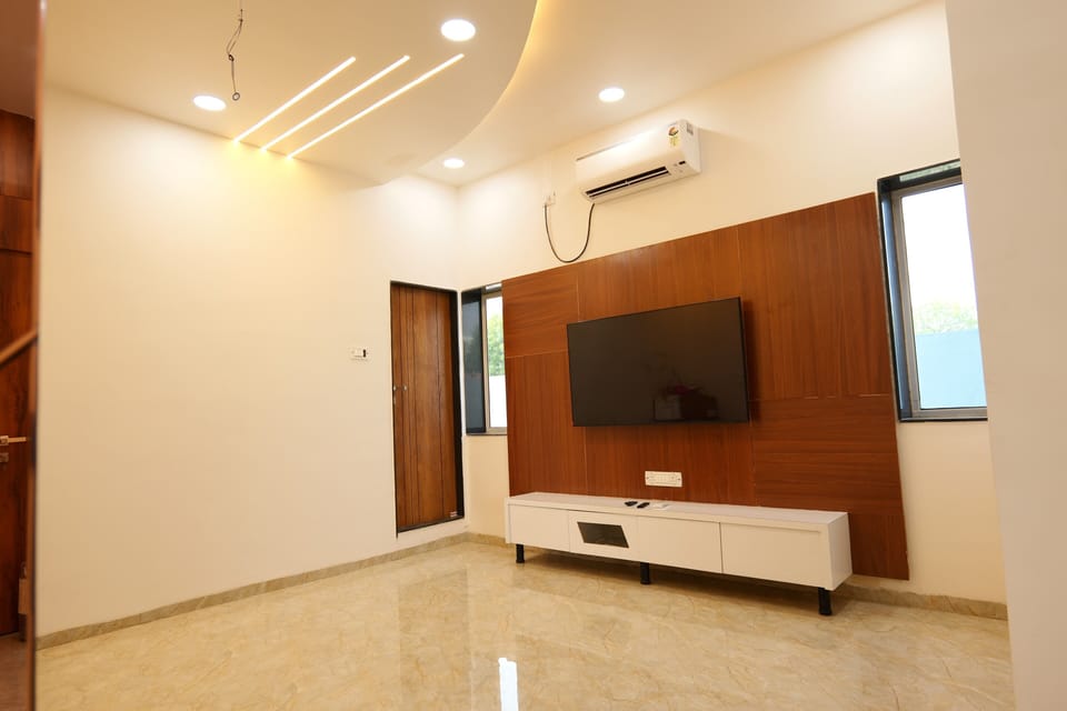 Deluxe Single Room, City View | Living area