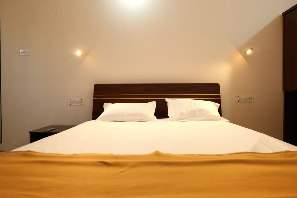 Deluxe Single Room, City View | Desk, laptop workspace