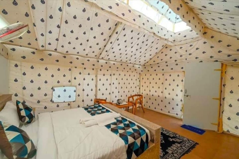 1 bedroom, memory foam beds, desk, soundproofing