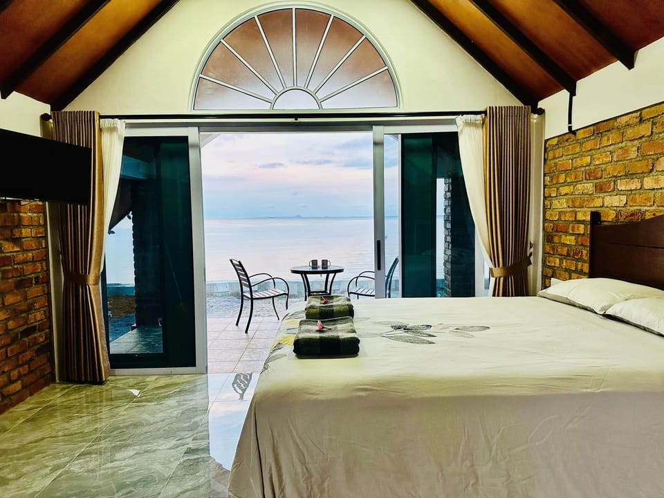 Deluxe Villa, 1 Queen Bed, Ocean View | 1 bedroom, desk, WiFi (free), bed sheets