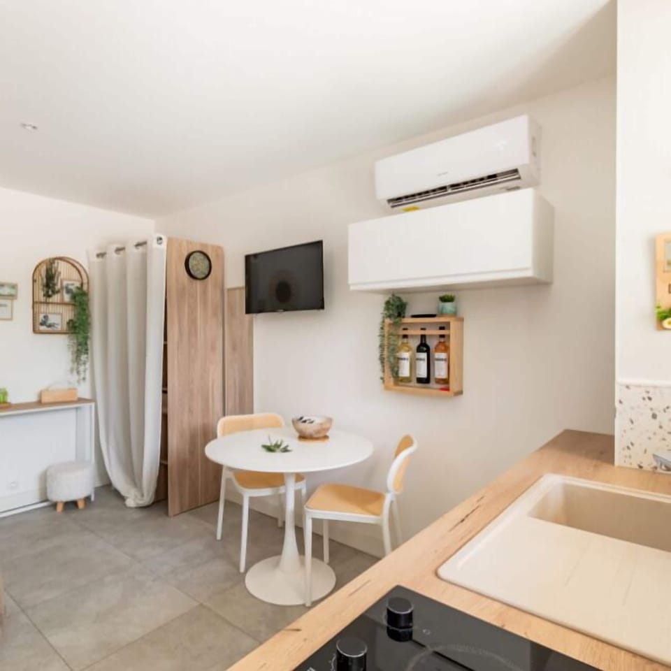Standard Apartment, Patio | Private kitchen
