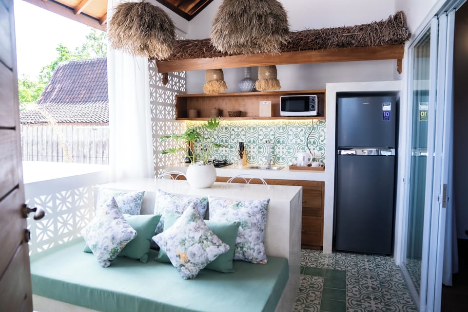 Deluxe Duplex, 1 Bedroom | Private kitchen | Mini-fridge, microwave, stovetop, dining tables