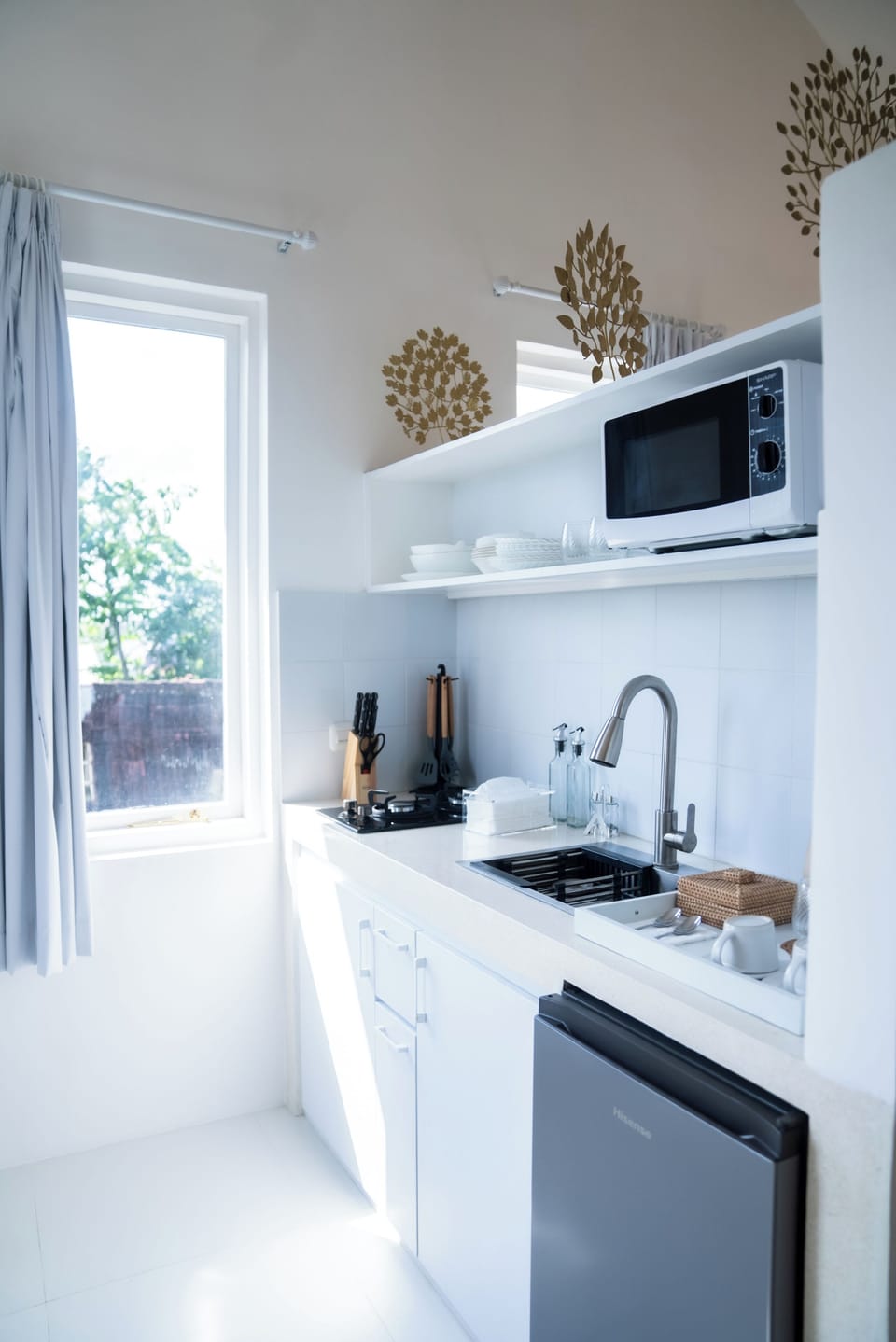 Deluxe Suite, 1 Bedroom | Private kitchen | Mini-fridge, microwave, stovetop, dining tables