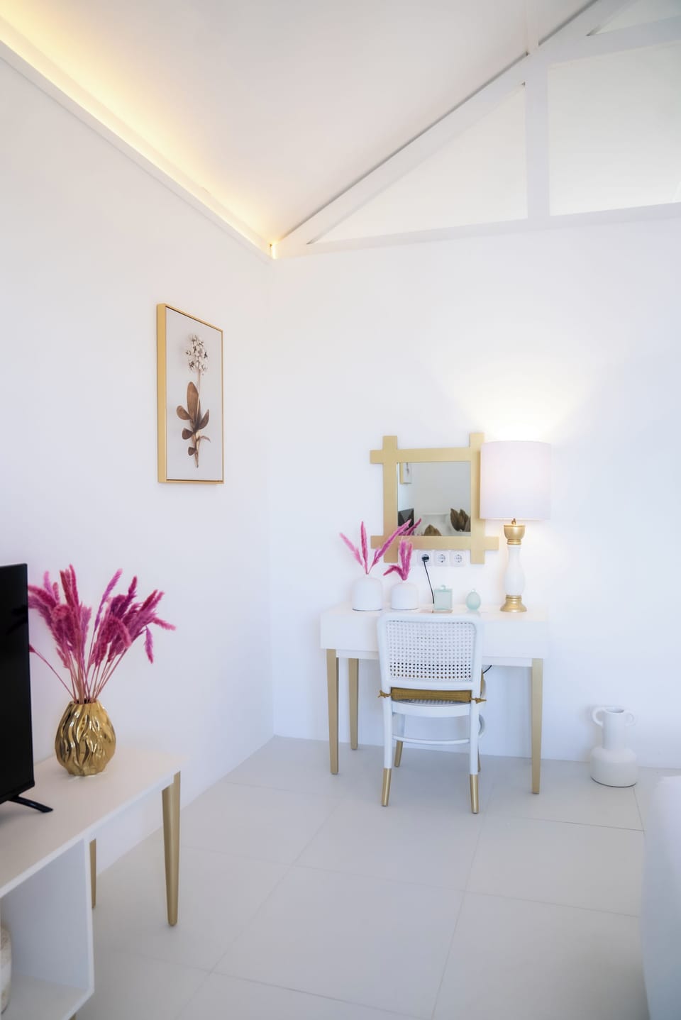 Deluxe Suite, 1 Bedroom | Living area | 32-inch flat-screen TV with digital channels