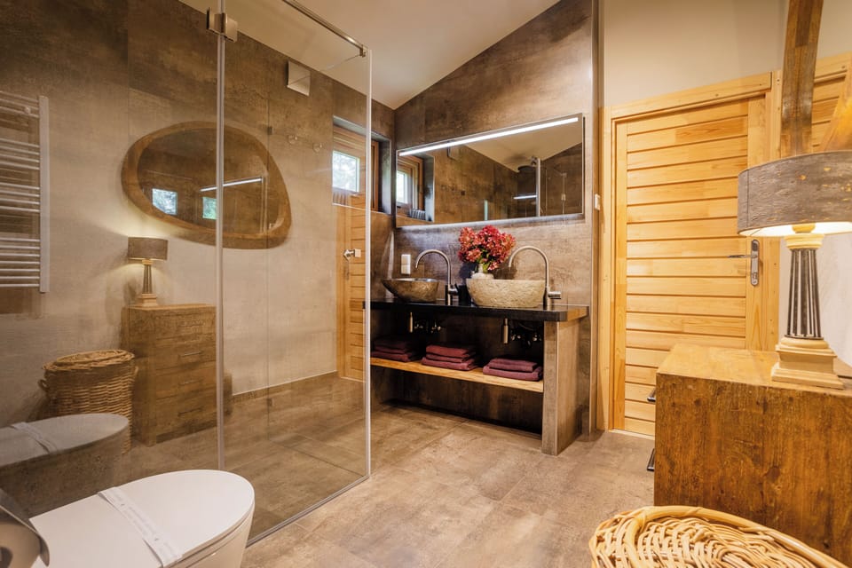 Deluxe Bungalow, 2 Bedrooms | Bathroom | Shower, free toiletries, hair dryer, towels