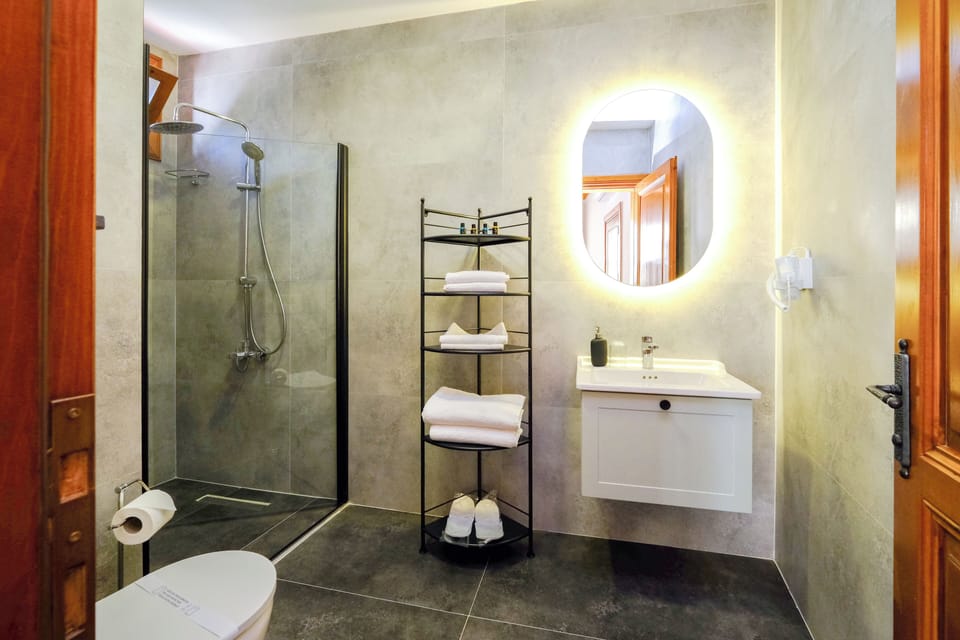 Deluxe Room | Premium bedding, minibar, in-room safe, laptop workspace