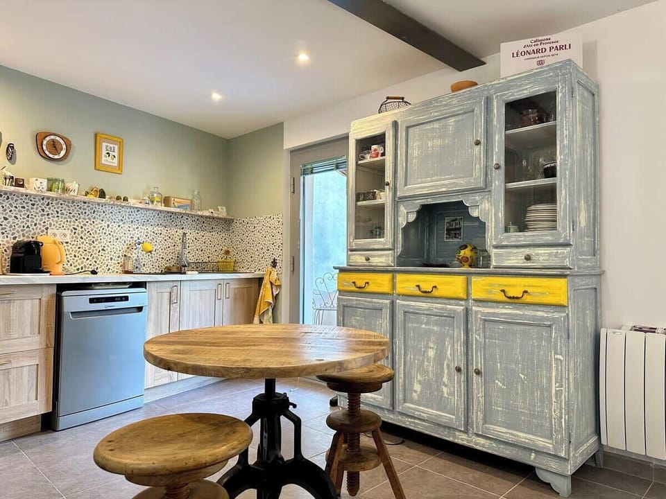 Kitchen and breakfast area 