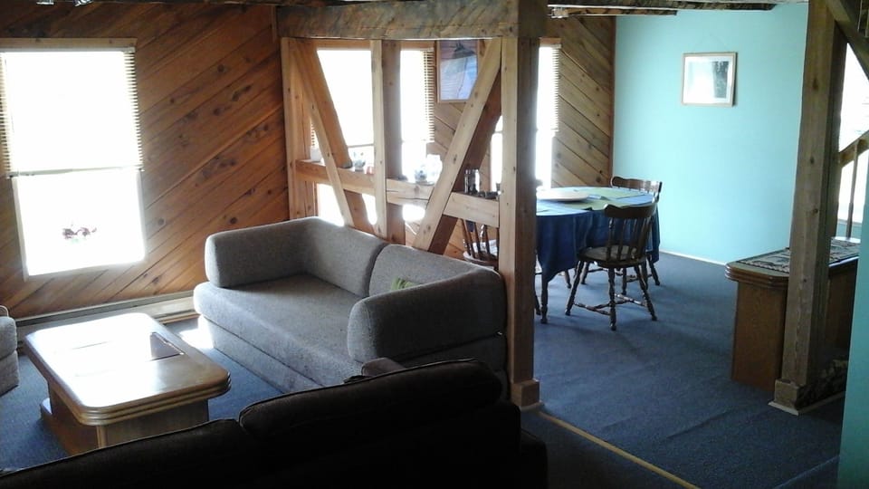 Cabin, 2 Bedrooms, Garden View | Living area