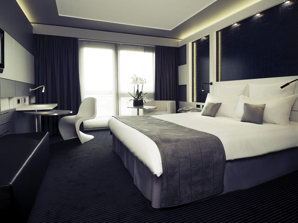 Hypo-allergenic bedding, minibar, in-room safe, desk