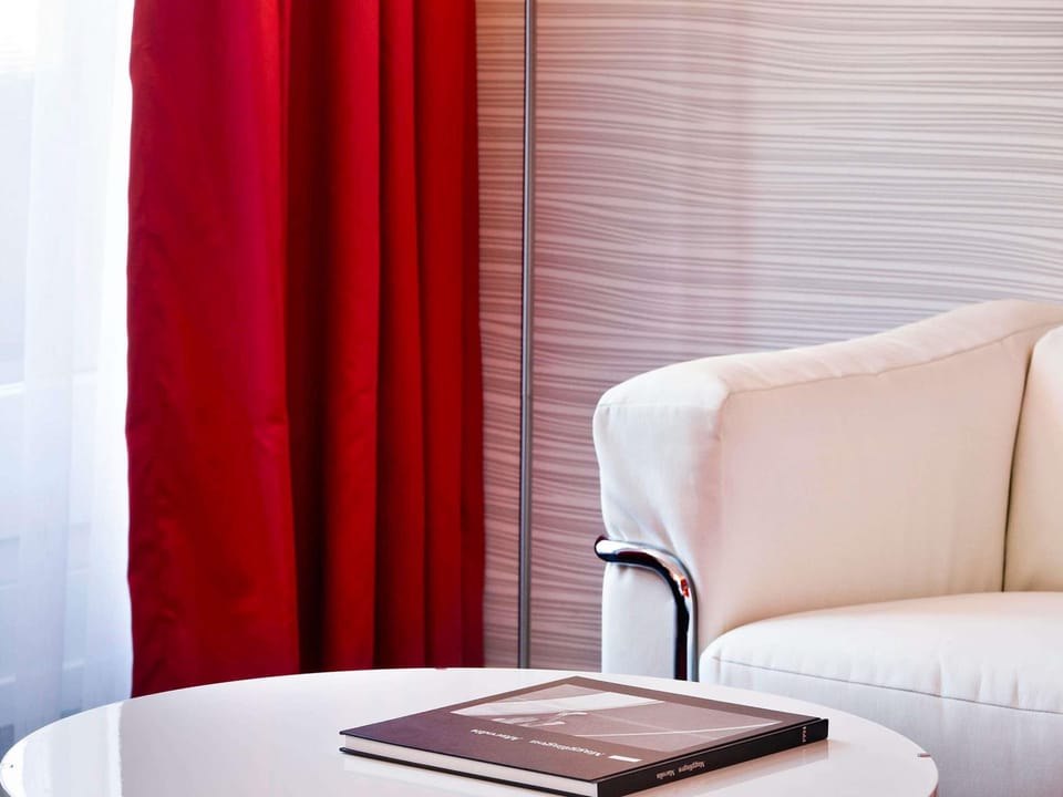 Hypo-allergenic bedding, minibar, in-room safe, desk