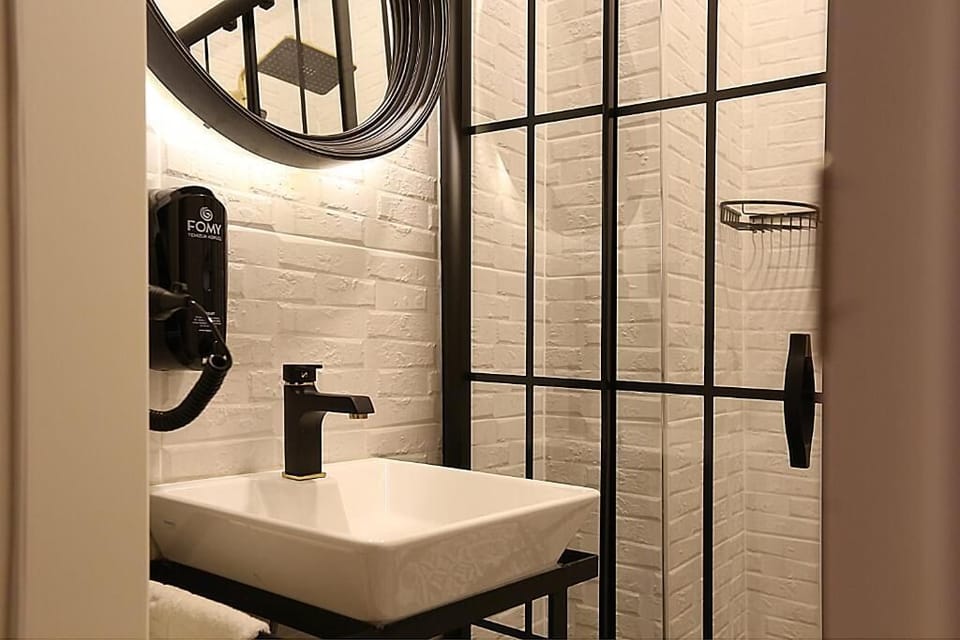Deluxe Twin Room, Balcony, Sea View | Bathroom | Shower, hair dryer, slippers, towels