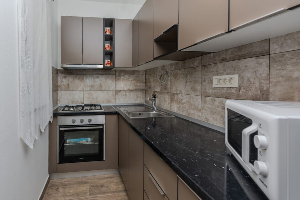 Basic Apartment, Garden View | Private kitchen | Full-size fridge, microwave, oven, stovetop