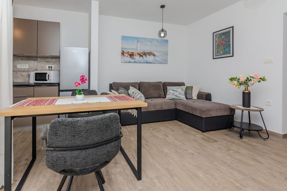 Basic Apartment, Garden View | Dining room