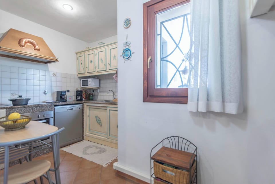 Family Apartment, 2 Bedrooms, Microwave (La Sciumara with beach access) | Private kitchen