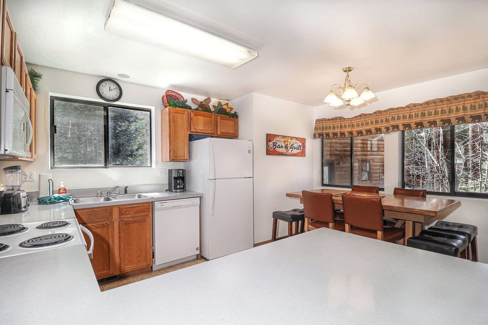 Full Kitchen & Dining Area