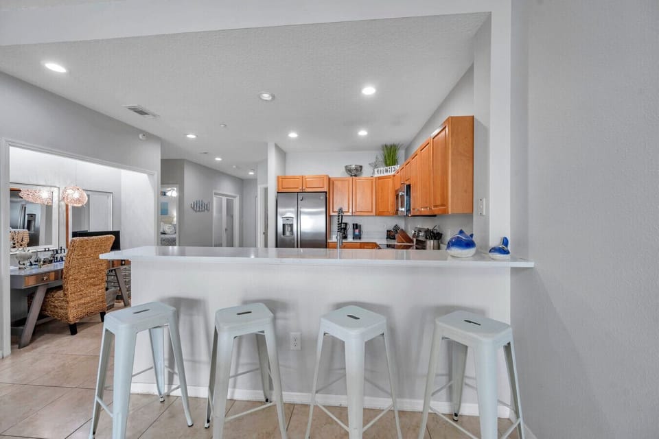 Casual kitchen dining w/ bar seating, perfect for quick breakfasts or evening snacks.