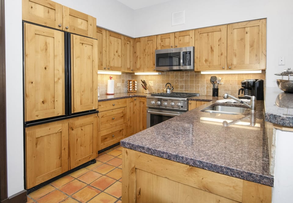 Townhome, 3 Bedrooms | Private kitchen | Fridge, oven, coffee/tea maker, toaster