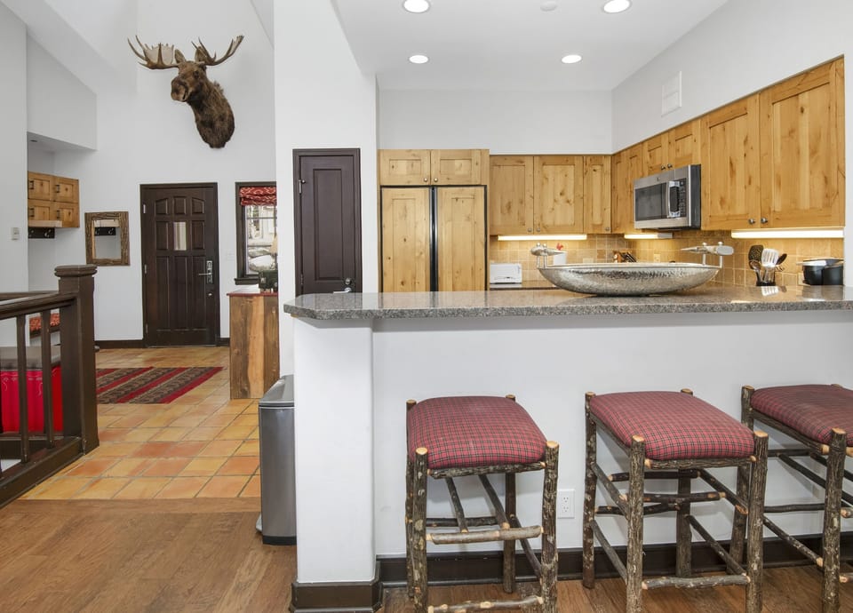 Townhome, 3 Bedrooms | Private kitchen | Fridge, oven, coffee/tea maker, toaster