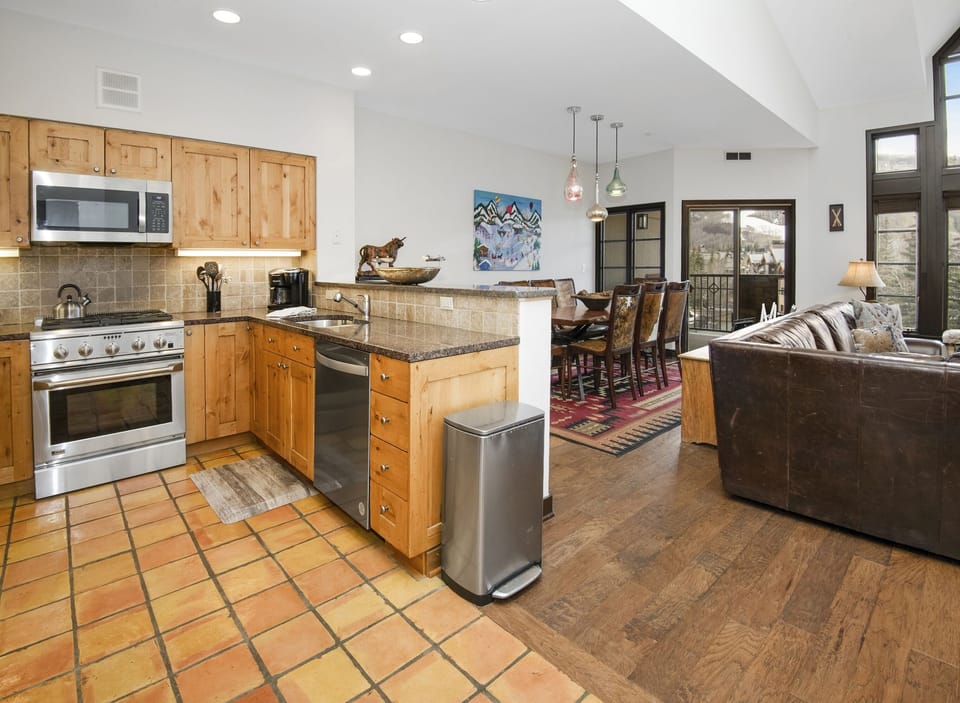 Townhome, 3 Bedrooms | Private kitchen | Fridge, oven, coffee/tea maker, toaster