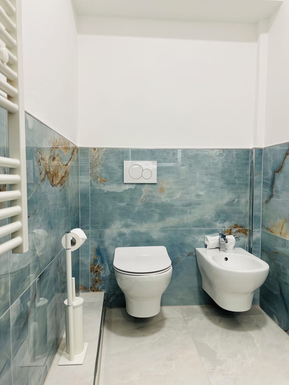 Deluxe Triple Room | Bathroom | Shower, free toiletries, hair dryer, slippers