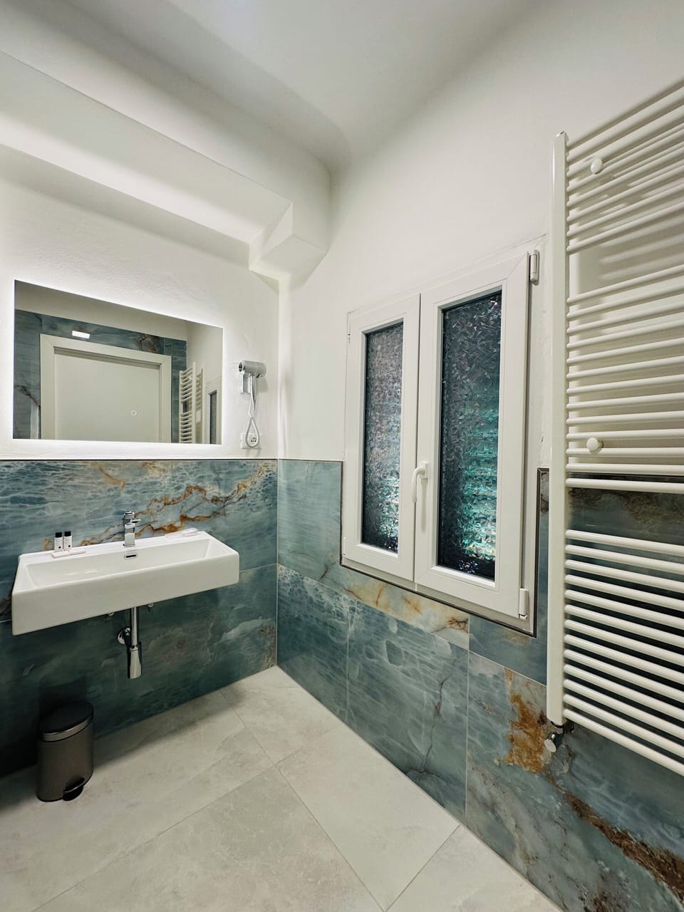 Deluxe Double Room, Balcony, Garden View | Bathroom | Shower, free toiletries, hair dryer, slippers
