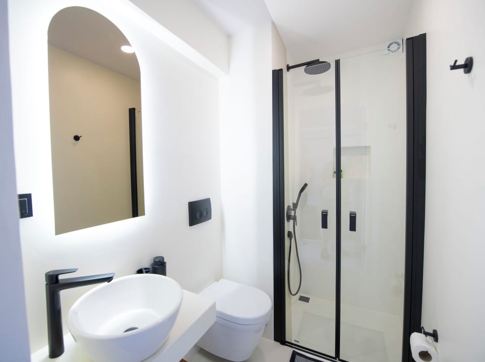Double Denizi Balkondan Goren | Bathroom | Shower, rainfall showerhead, free toiletries, hair dryer