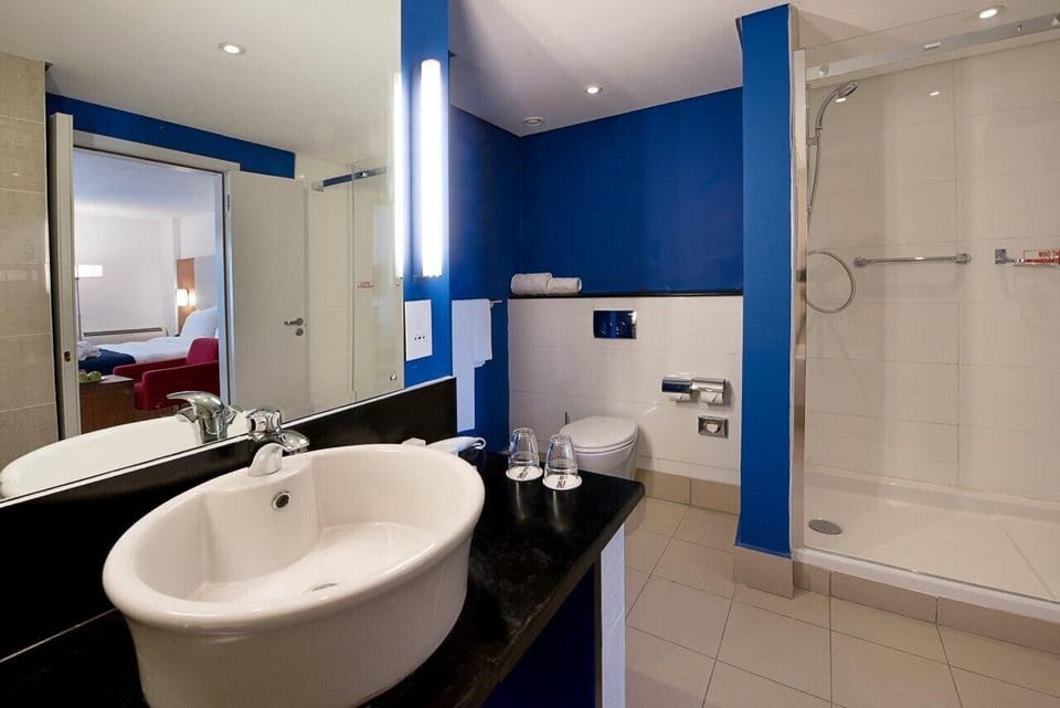 Rainfall showerhead, free toiletries, hair dryer, towels