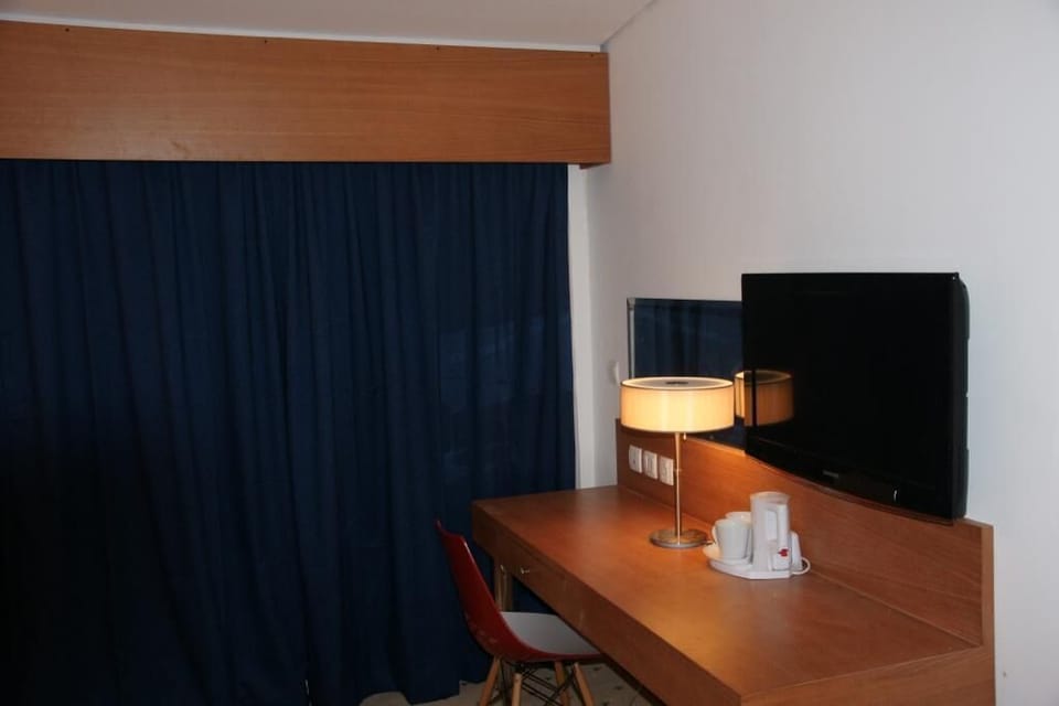 Superior Single Room, City View | In-room dining