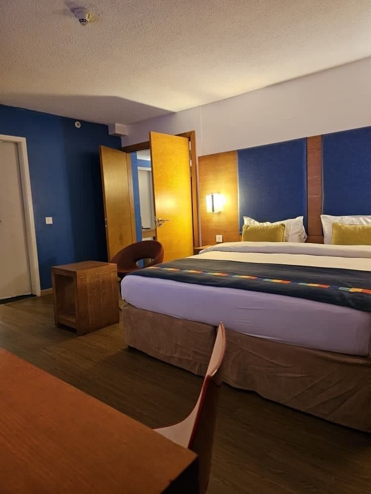 Suite, 1 King Bed, Non Smoking | In-room safe, desk, laptop workspace, WiFi (free)