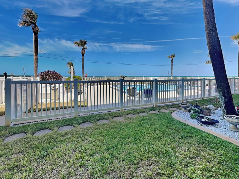 Condo (2 Bedrooms) | Property amenity