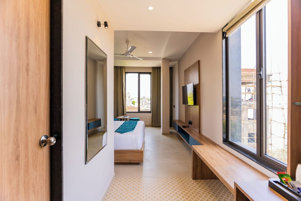 Deluxe Room | Desk, laptop workspace, free WiFi