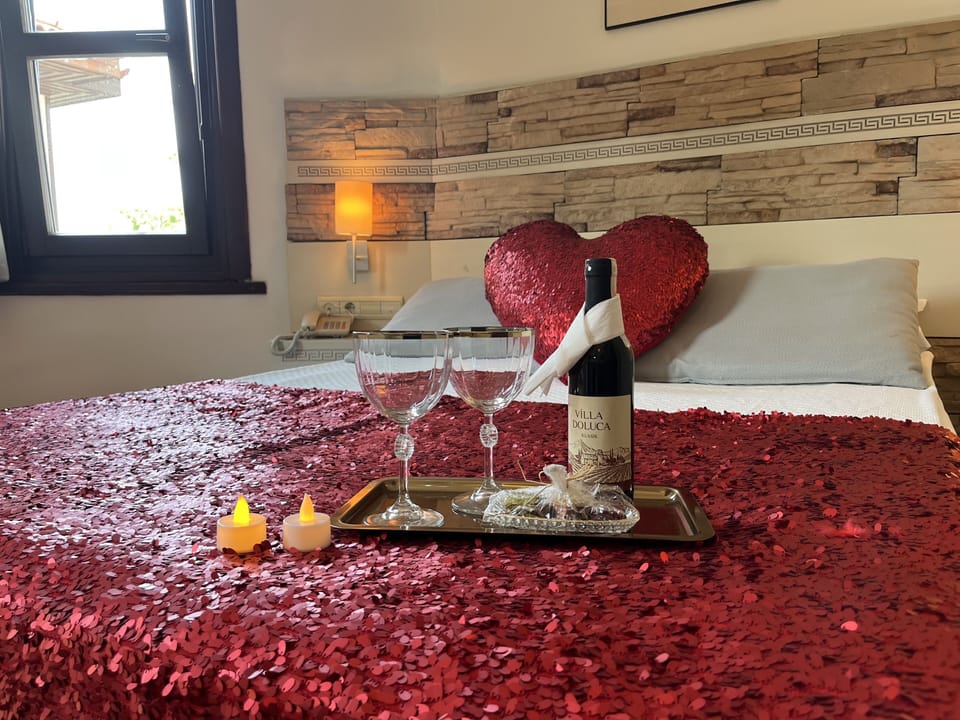 Honeymoon Room | Minibar, in-room safe, individually decorated, individually furnished