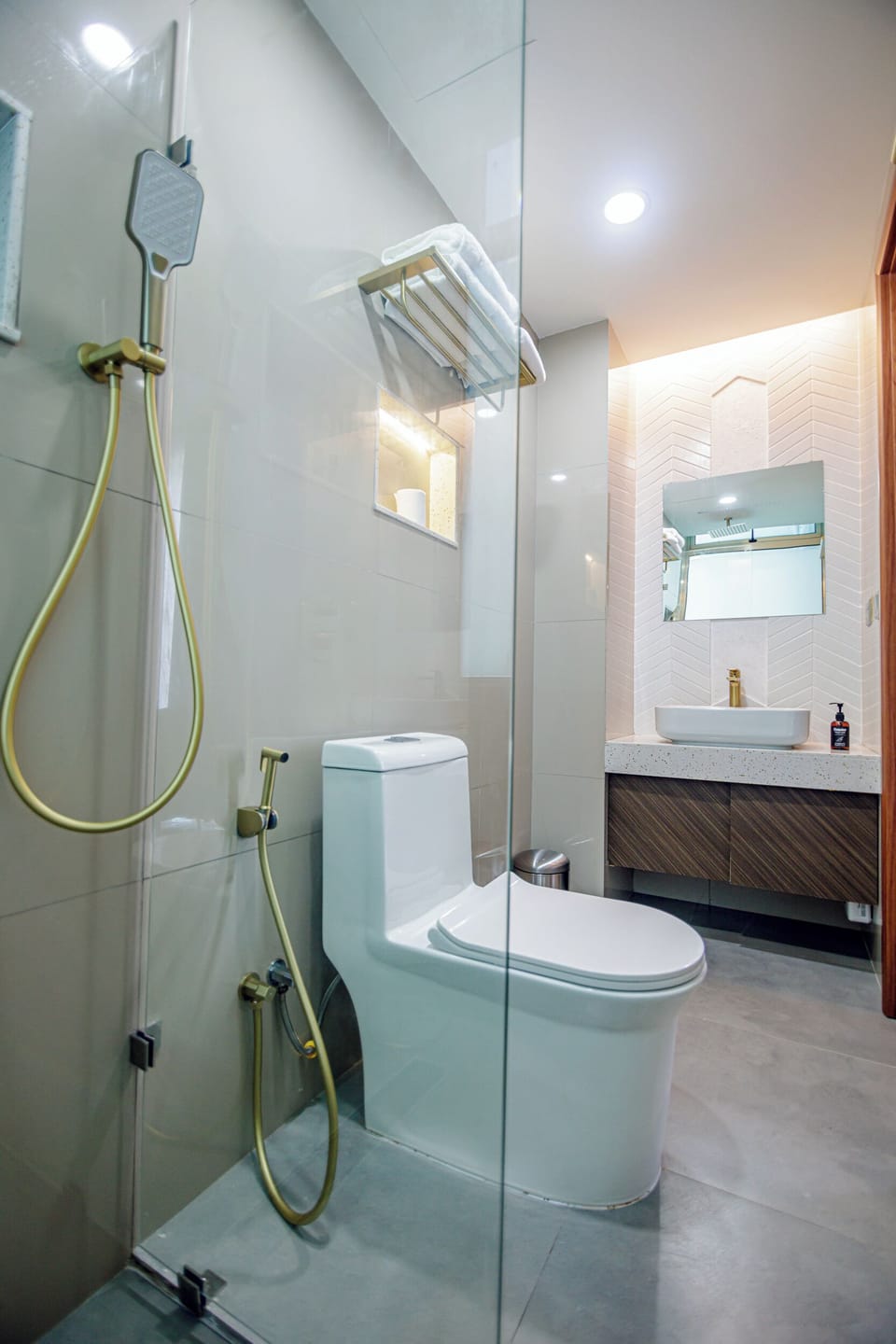 Deluxe Room | Bathroom | Free toiletries, slippers, soap, shampoo