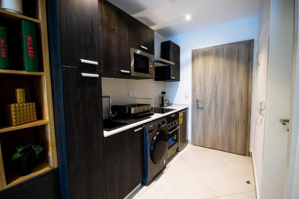 Deluxe Studio, 1 Queen Bed, City View | Private kitchen | Electric kettle