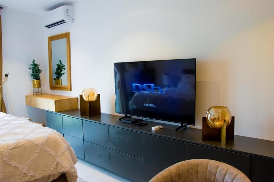 Deluxe Studio, 1 Queen Bed, City View | Living area | Flat-screen TV