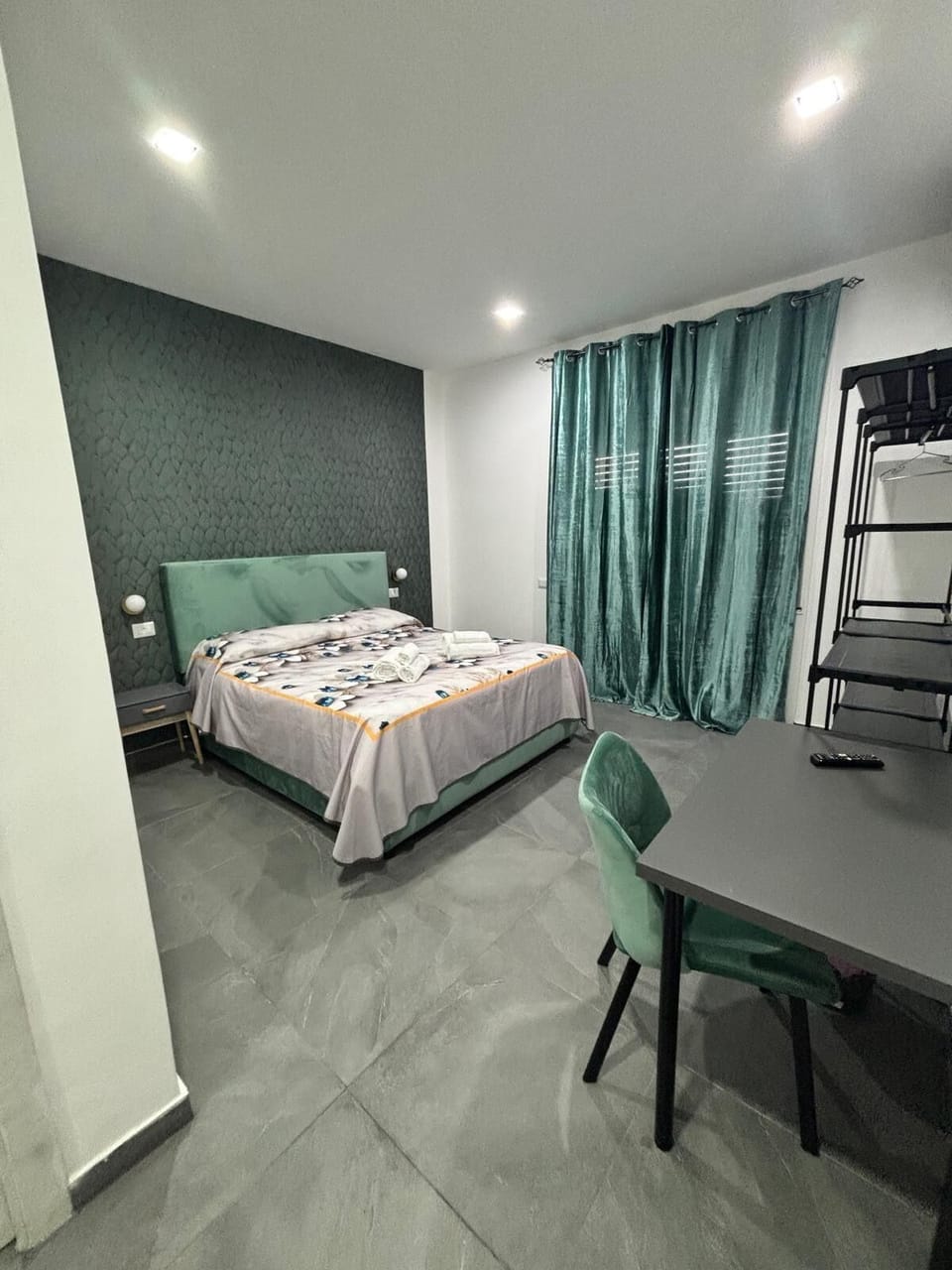 Deluxe Room (Room 2) | Soundproofing, iron/ironing board, free WiFi