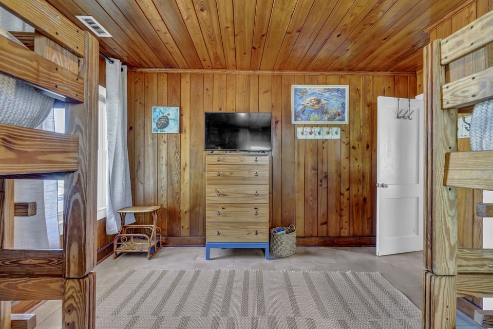 Upstairs Kids/Bunk bed room